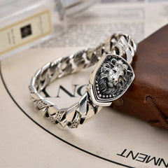 Amara | Zilverkleurige Armband met Leeuwenkop-bedel - close-up