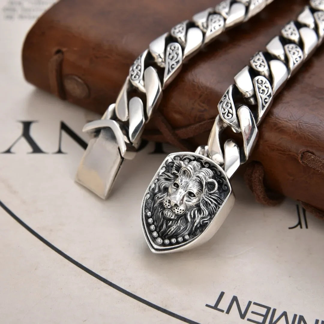 Amara | Zilverkleurige Armband met Leeuwenkop-bedel - detail